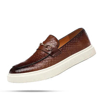 Loafer Masculino em Couro Luzzano LN350 sofisticado, com couro texturizado e sola vulcanizada, perfeito para visuais elegantes em marrom e preto.