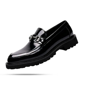 Loafer Masculino em Couro Luzzano LN344 elegante, com couro envernizado e solado tratorado, ideal para visuais sofisticados com conforto.