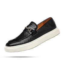 Loafer Masculino em Couro Luzzano LN350 sofisticado, com couro texturizado e sola vulcanizada, perfeito para visuais elegantes em marrom e preto.