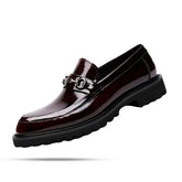 Loafer Masculino em Couro Luzzano LN344 elegante, com couro envernizado e solado tratorado, ideal para visuais sofisticados com conforto.