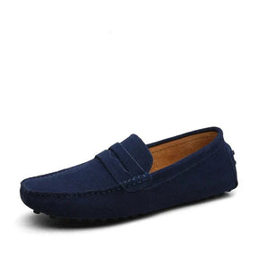Mocassim Camurça Masculino Luzzano LN326 com design clássico, perfeito para visuais formais e casuais com conforto e sofisticação.