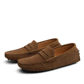 Mocassim Camurça Masculino Luzzano LN326 com design clássico, perfeito para visuais formais e casuais com conforto e sofisticação.