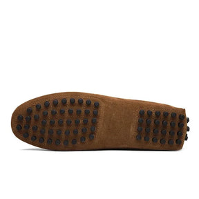 Mocassim Camurça Masculino Luzzano LN326 com design clássico, perfeito para visuais formais e casuais com conforto e sofisticação.