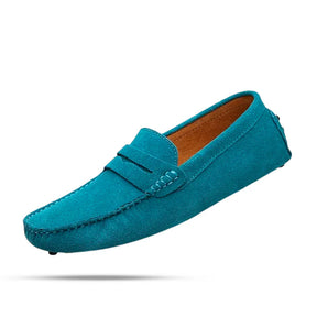 Mocassim Camurça Masculino Luzzano LN326 com design clássico, perfeito para visuais formais e casuais com conforto e sofisticação.