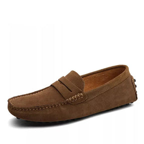 Mocassim Camurça Masculino Luzzano LN326 com design clássico, perfeito para visuais formais e casuais com conforto e sofisticação.
