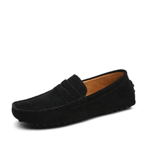 Mocassim Camurça Masculino Luzzano LN326 com design clássico, perfeito para visuais formais e casuais com conforto e sofisticação.