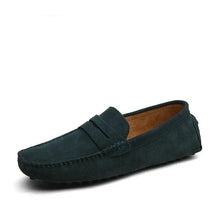 Mocassim Camurça Masculino Luzzano LN326 com design clássico, perfeito para visuais formais e casuais com conforto e sofisticação.