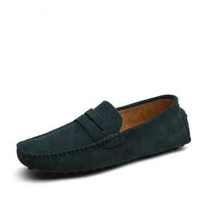 Mocassim Camurça Masculino Luzzano LN326 com design clássico, perfeito para visuais formais e casuais com conforto e sofisticação.