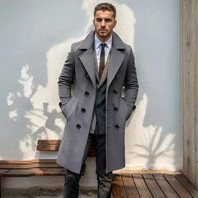Sobretudo Masculino Luzzano LN240, com algodão e lã, comprimento longo e design transpassado, ideal para inverno e eventos sofisticados.