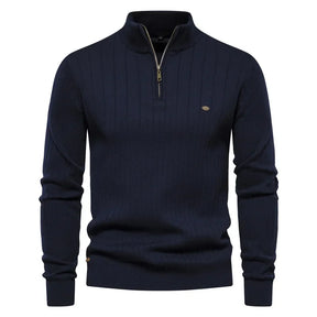 Suéter Masculino Luzzano LN173 em lã premium, modelagem slim fit e gola V. Toque macio e elegante, ideal para composições casuais ou formais.