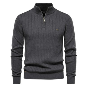 Suéter Masculino Luzzano LN173 em lã premium, modelagem slim fit e gola V. Toque macio e elegante, ideal para composições casuais ou formais.