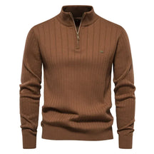 Suéter Masculino Luzzano LN173 em lã premium, modelagem slim fit e gola V. Toque macio e elegante, ideal para composições casuais ou formais.