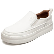 Tênis Couro Masculino Luzanno LN303 slip-on, com couro nobre e solado macio, perfeito para visuais casuais com conforto e elegância.
